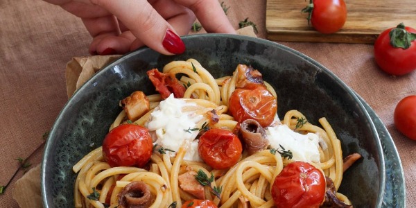 Spaghetto quadrato con calamari, acciughe e stracciatella