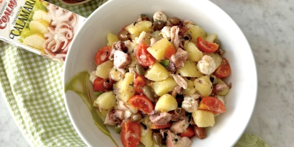 Insalata di patate con tentacoli di calamari, gamberi e olive