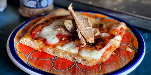 Pizza in teglia con filetti di tonno e carciofini