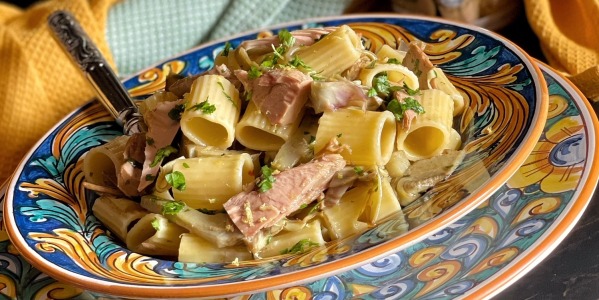 Rigatoni con tonnetto del Mediterraneo e carciofi