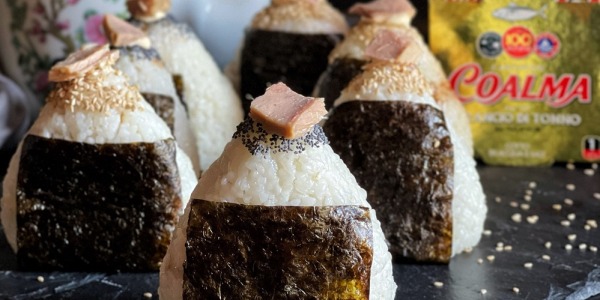 Onigiri giapponesi con tonno 